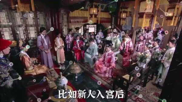 华妃迟到炫翡翠耳环,皇后搬出东珠压奢靡