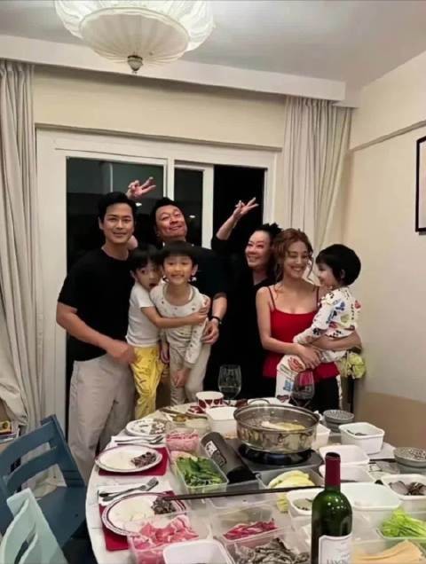 陈凯琳家请客挤如茶餐厅卡座，郑嘉颖抱孩子站不下