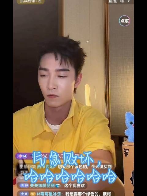 气鼓鼓的姚老师气急败环地大战小手办,哈哈哈哈哈,小表情太可爱了