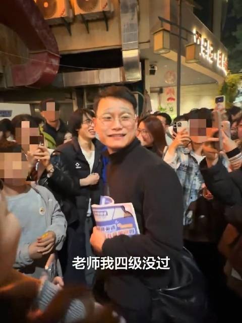 谁在召唤刘晓艳老师,万圣节cos刘晓艳也是没谁了