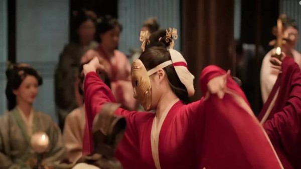 田曦薇红色造型出圈,红色与其锁死