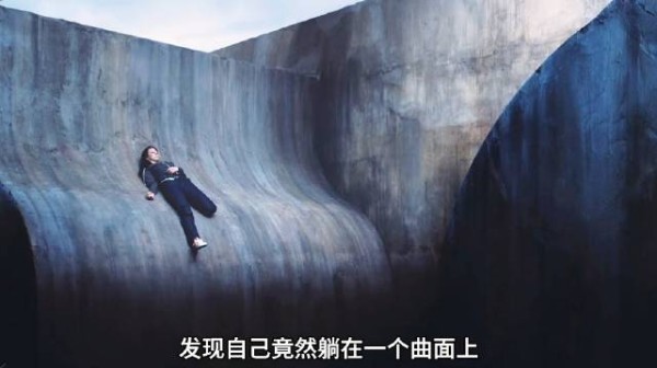 女人被困在一个光滑的曲面上 影视解说