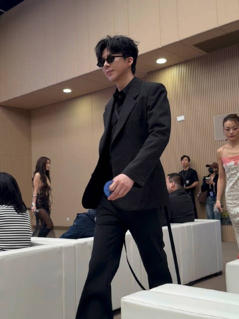 发布会介绍完毕下台，太帅了刘宇宁！完全霸总！