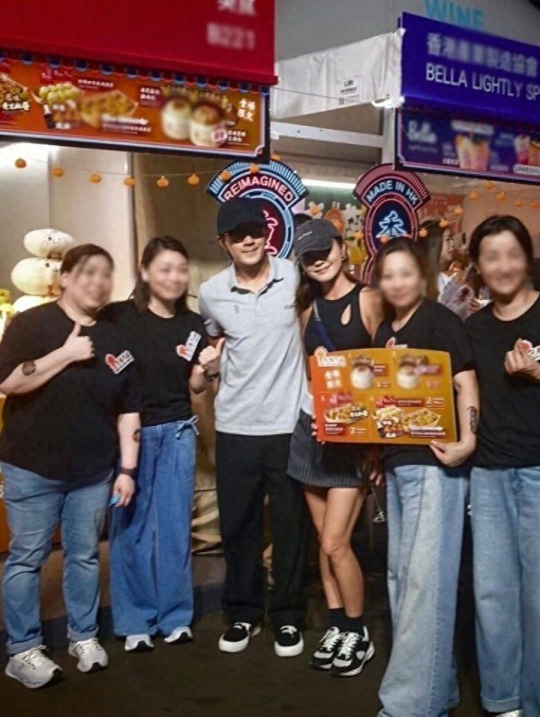 香港知名男星与小20岁女友公开认爱，被野生捕获，甜蜜互动曝光