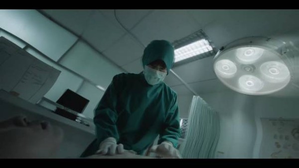 医生突觉身体异常，被血吸引却不知发生了什么