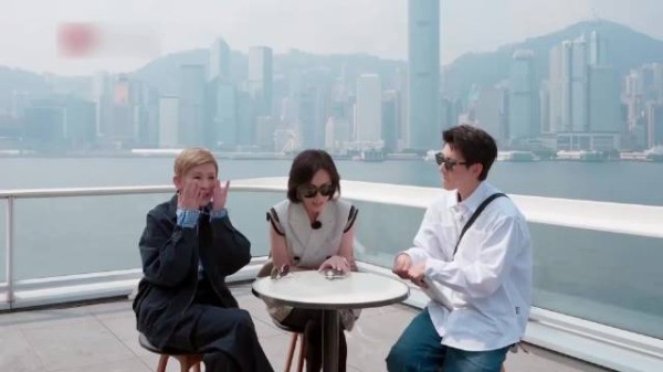 吴君如才是香港的一姐,从小和张国荣是哥们,娱乐圈大部分都认识