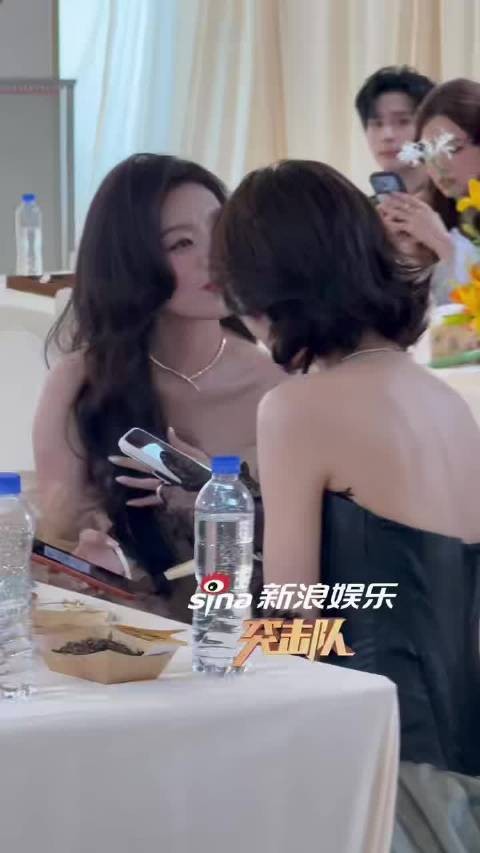 新浪娱乐突击队微博视界大会 @何瑞贤 @姜珮瑶 加微信了！两位美女好聊的来