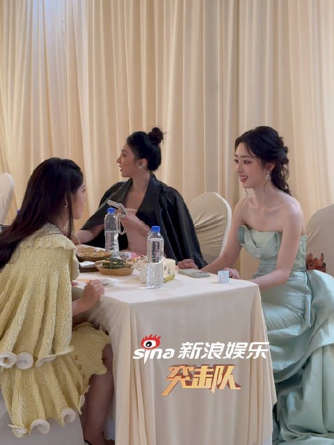 艾米邓恩熙后台打招呼聊天了诶，好美状态好好的两个妹宝，萌萌聚在一起好可爱