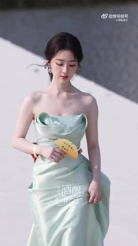 邓恩熙美得像玉瓶一样,氛围感直接拉满,清透又高级,这颜值谁看了不心动!