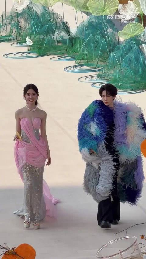 刘宇身穿高定礼服亮相红毯