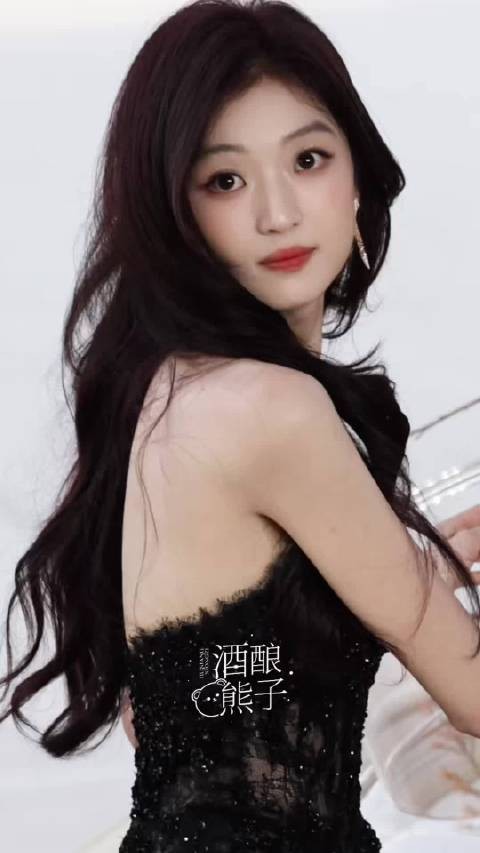 所有人感受孙千这个回眸,劲劲儿的好带感