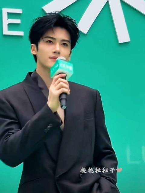 闫桉广州见面会人气爆棚 粉丝里三层外三层
