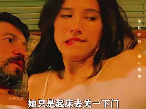 她只是下海洗澡,海水却莫名染成红色