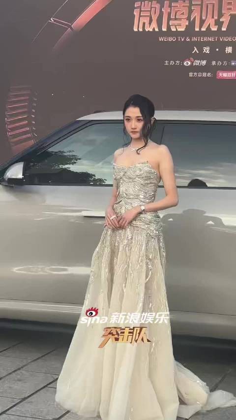 关晓彤一身银色长裙亮相微博视界大会,美的太权威了