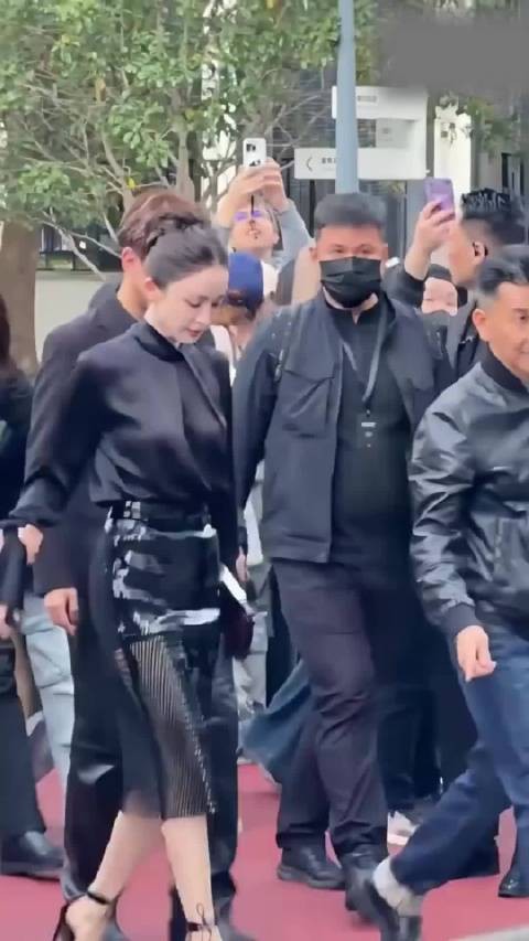 娜扎直播卸妆穿得严实身材仍藏不住