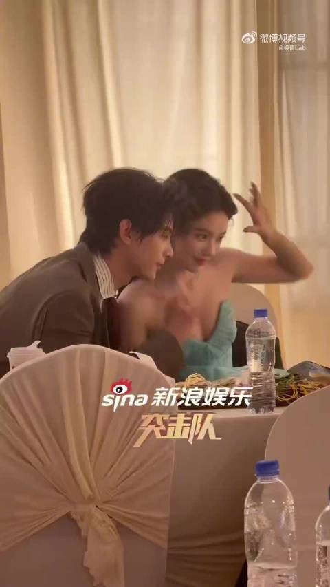 现场抓拍好惊喜,一左一右跟着节奏抬手,画面温柔又养眼(Cr:网络)