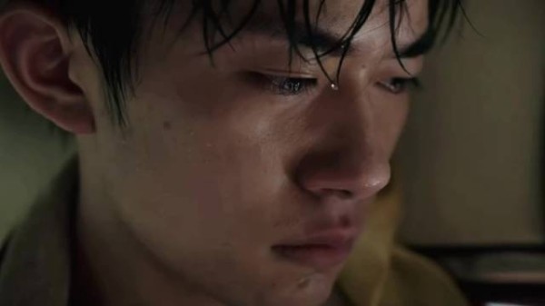 怎么会不因为他低下头的那一瞬而感到心疼,易烊千玺这段表演太有感染力了