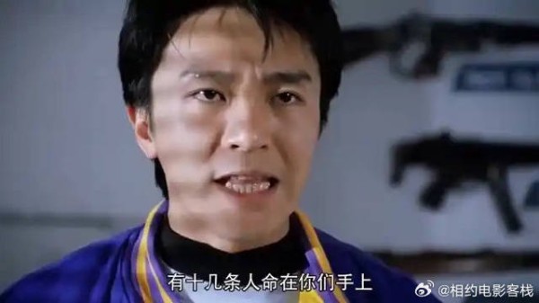 《逃学威龙》周星驰 前队长被拒仍带队救人,密码卡一掏全队冲了周星驰