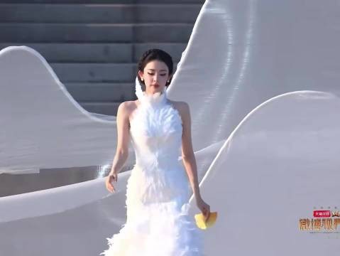 娜扎抬手展露流畅背肌，牵手镜头氛围感拉满