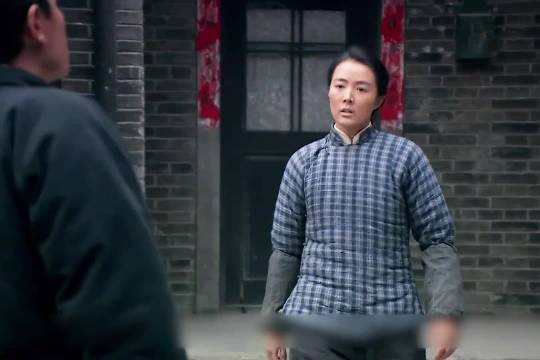 外专笑工友拧螺丝弱,尚铁龙加代钢管借力转动