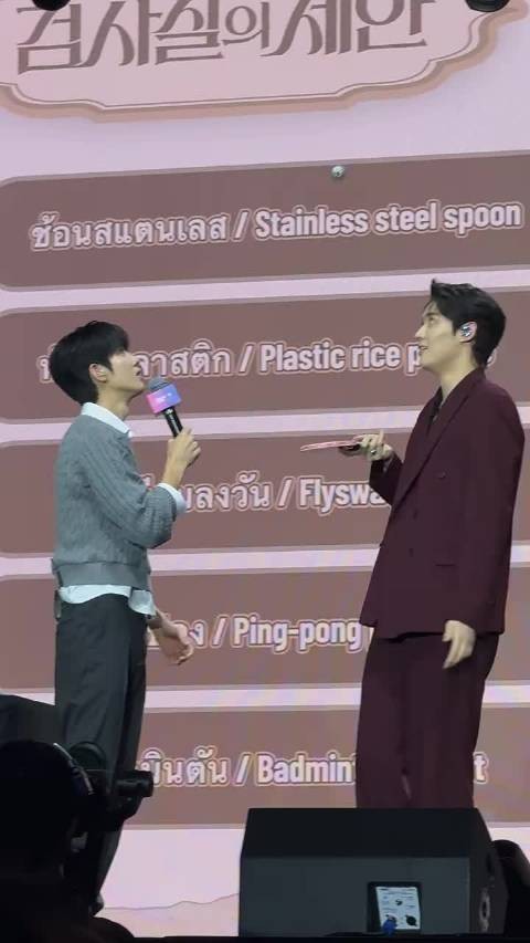 把乒乓球玩成了逗猫棒一样