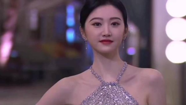 景甜23岁获影帝影后作配,三部好莱坞大片女主