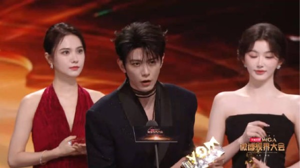 恭喜邓凯获得微博视界大会内场 年度潜力演员 好好拍戏好好工作!