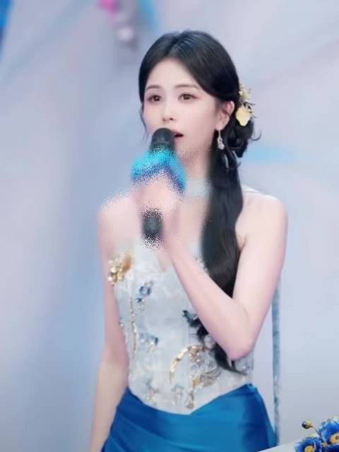 白鹿洛阳新中式造型出场,蓝调刺绣长裙氛围感拉满