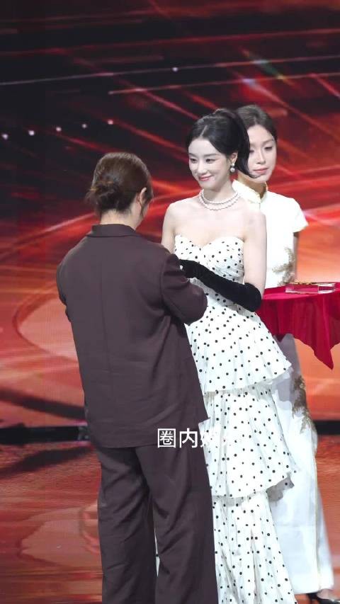 王凯沐王小亿王道铁马秋元姚弛同框领奖 微博视界大会