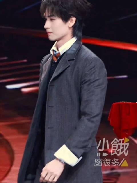 黄俊捷微博视界大会登台领奖,直播展示搞笑天资
