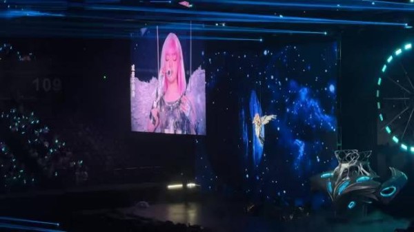 黄霄雲巡演佛山开场，羽翼造型舞美打造造梦舞台