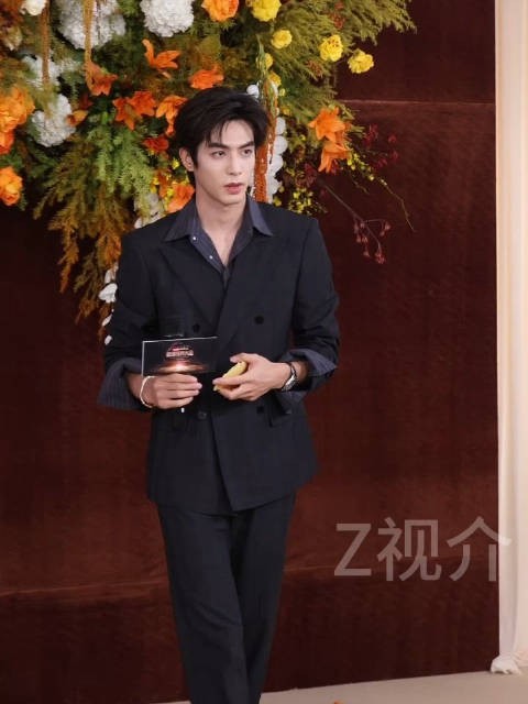宋威龙帅得轻轻松松