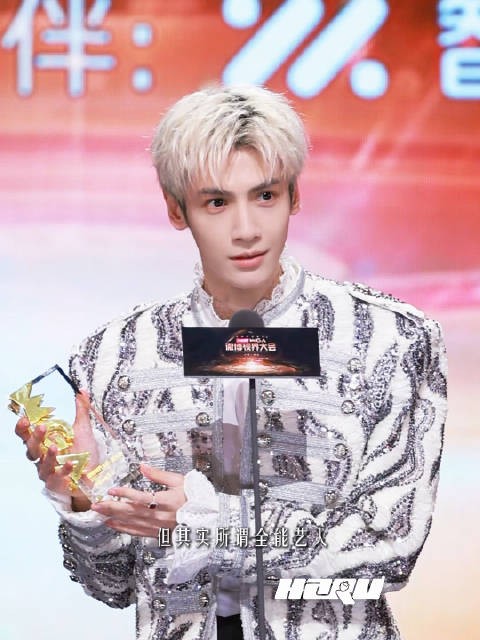 罗云熙被授予全能艺人奖“不管是演员还是音乐我都抱有十分的热情和热爱”