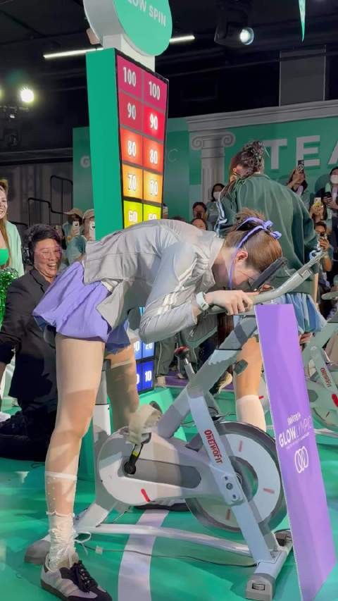 女孩举胳膊坐地等姐姐扶,姐姐按摩腿才放下
