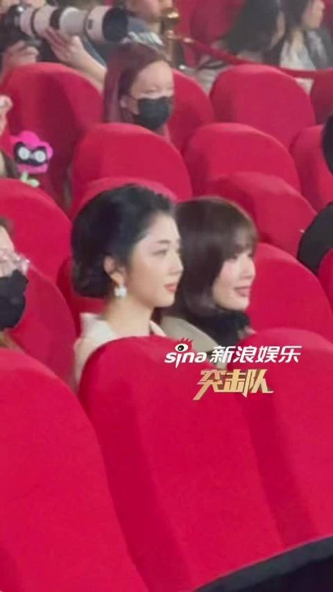两位气质美女内场同框,温柔氛围感拉满,看着太治愈了 微博视界大会内场