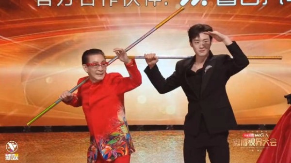 陈少熙见六小龄童结巴，耍金箍棒掉落