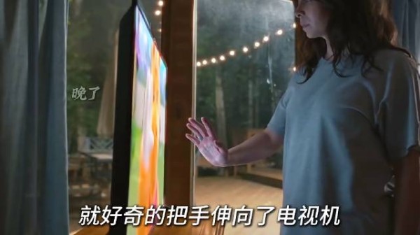 女主只是看见电视里的玩偶在和她打招呼,就好奇地把手伸向了电视机