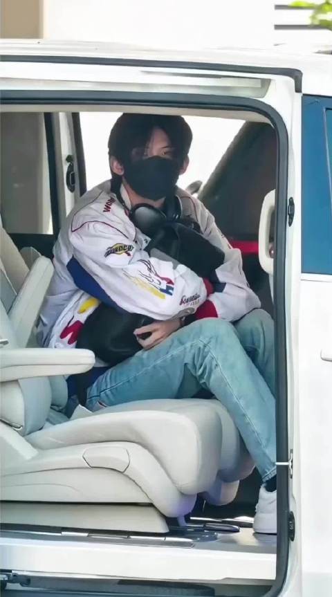 云旗，这就是你爱冰旗凌的佐证，特意撩起头发让我们拍照？明天要加油哦！