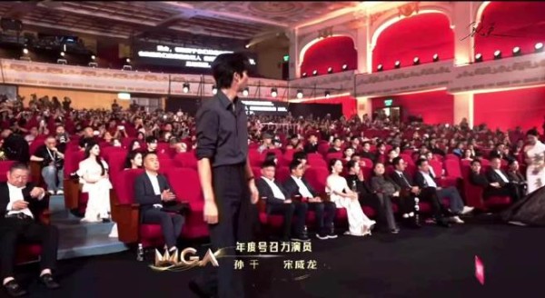 宋威龙只是摔跤罢了 帅气依然在!
