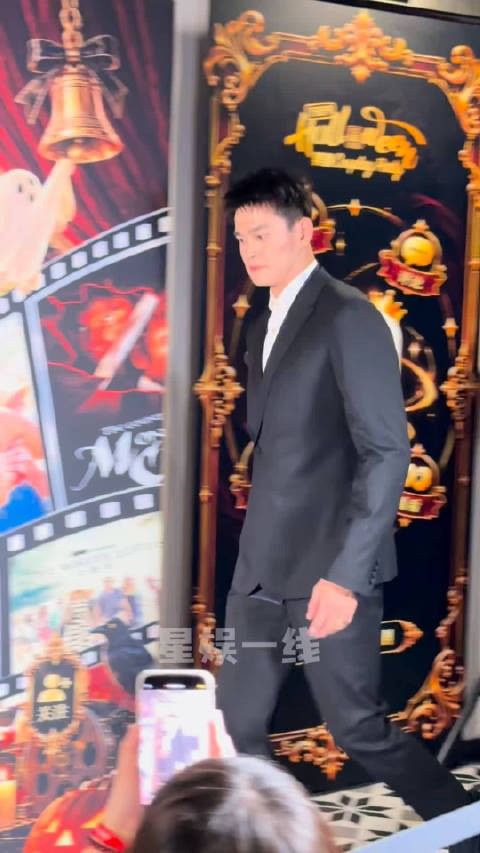 黑色西装造型亮相，好板正的大白楊！