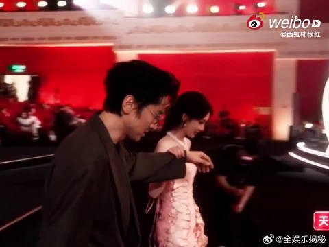 看过桃花坞就懂这份情谊,王传君第一时间上前搭把手,温柔藏在行动里