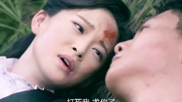 夫妻二人被鬼子追击二人说啥都不抛下对方,最后同伴赶到把他们救下