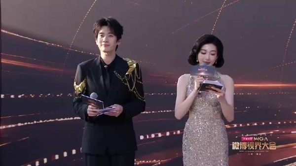 孟子义李昀锐三搭亮相红毯,蝴蝶抹胸造型默契十足