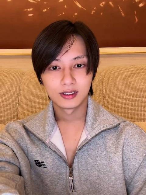 三胞胎游泳池中随水上下玩耍