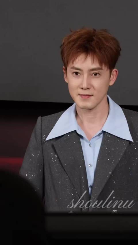 张睿披哥收官后现身北京 状态松弛笑容舒展