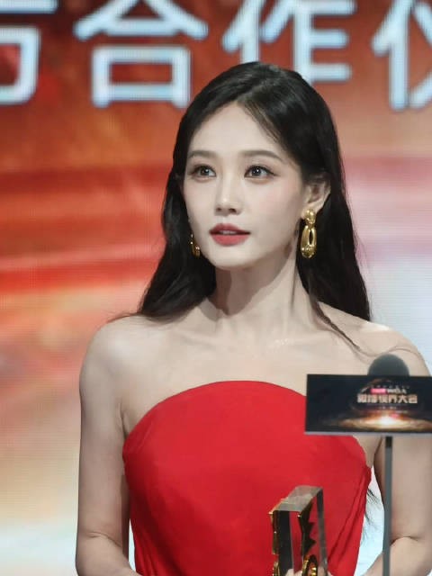 李一桐获得微博视界大会微博年度热度演员