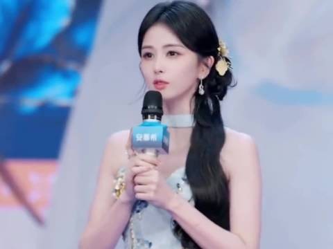 白鹿线下活动现场椰奶捧场,粉丝年龄层横跨长辈到年轻人