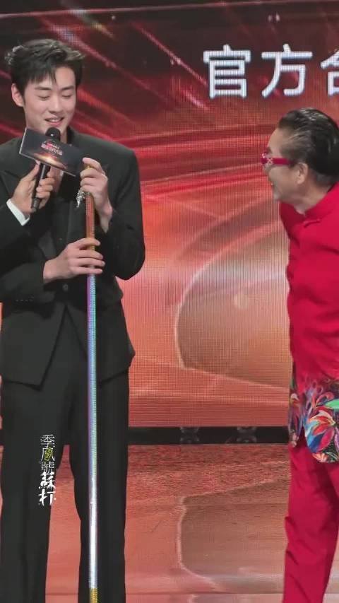 陈少熙六小龄童面前耍金箍棒，紧张扑倒舞台
