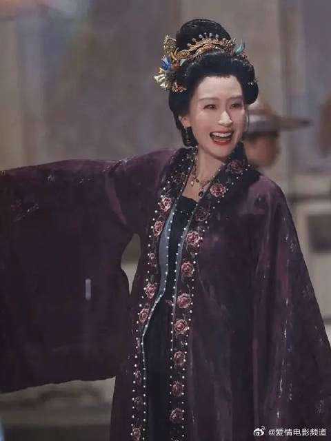 风光过,狠绝过,也孤独过,这一身紫衣,走完扈夫人的最后一程