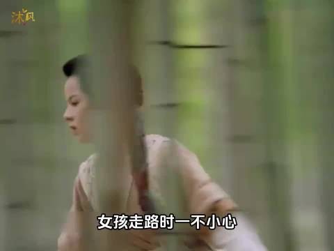 美味的圣果很是诱人，他并抓起了其中一个放在他嘴里，没想到神奇的一幕发生了